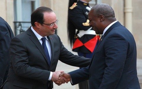 President Francois Hollande of France (left) welcoming President Mahama of Ghana
