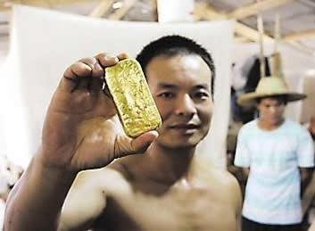  A Shanglin man holding a gold medallion. Photo: news.dnkb.com.cn